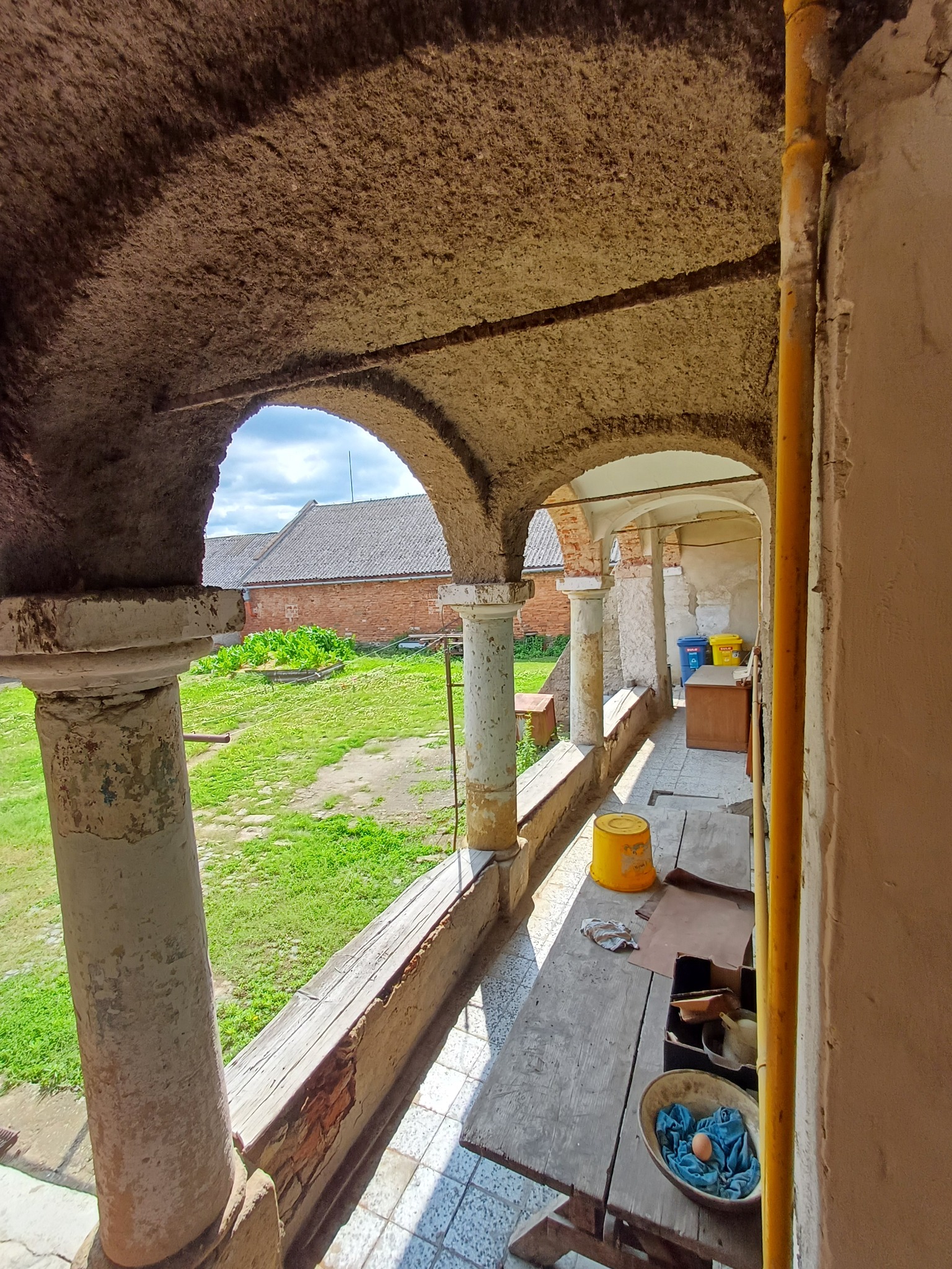 Podloubí – průchod u dvora