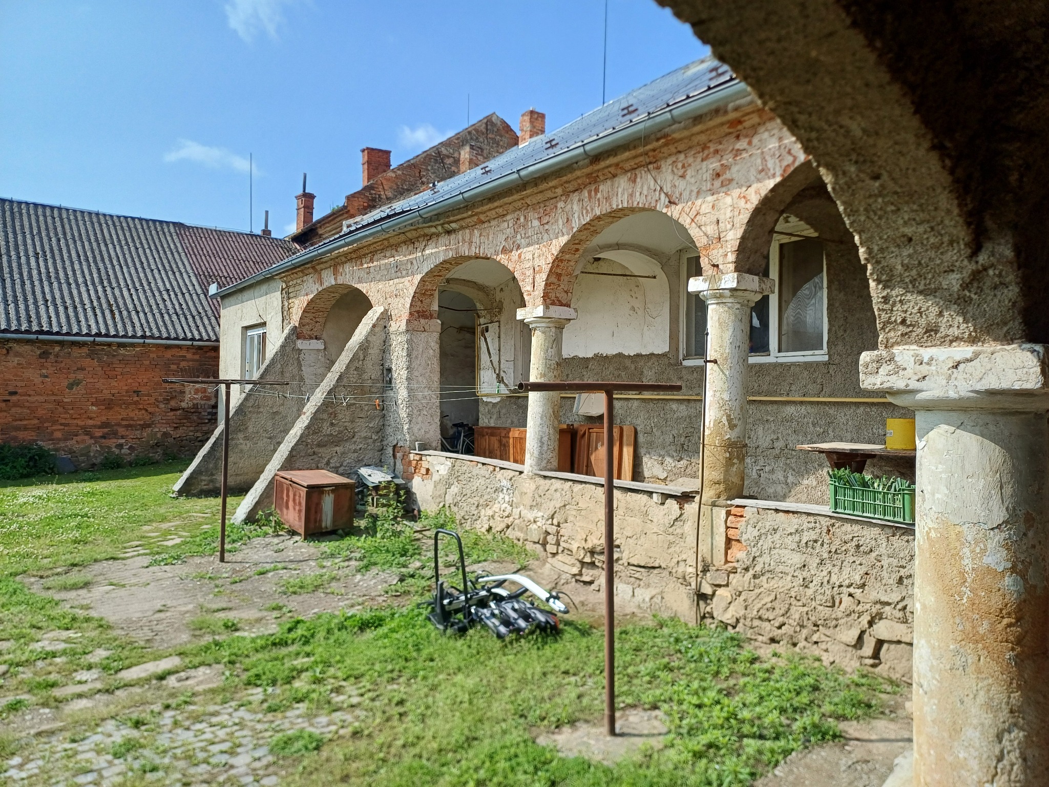 Dvůr – arkády a budovy