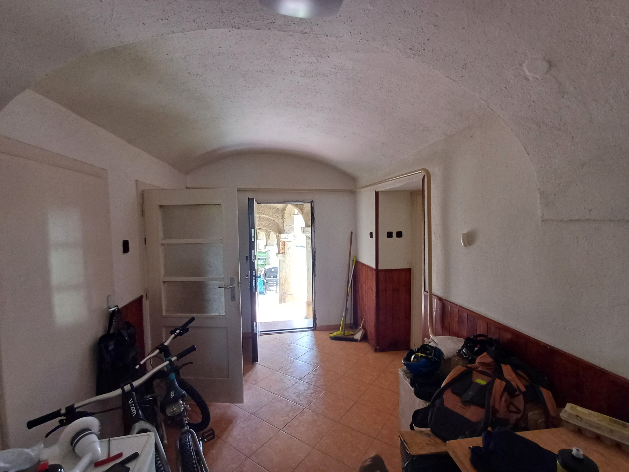 Chodba se zaklenutým stropem